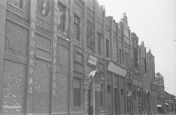 1943年郑州老照片 日本人轰炸之下凋敝破败的火车站前商业街插图 1943年郑州老照片 日本人轰炸之下凋敝破败的火车站前商业街插图