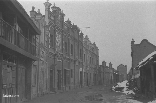 1943年郑州老照片 日本人轰炸之下凋敝破败的火车站前商业街插图8 1943年郑州老照片 日本人轰炸之下凋敝破败的火车站前商业街插图8