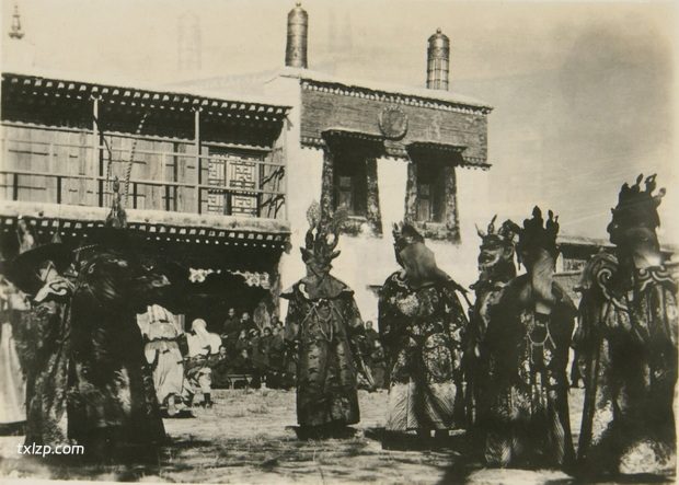 1936年乌兰浩特老照片 一场葛根庙会及跳查玛历史影像插图3